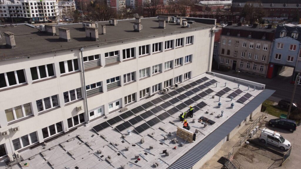 Panele fotowoltaiczne na dach biurowca Elbląskiego Przedsiębiorstwa Energetyki Cieplnej-min